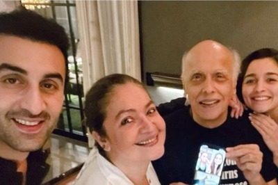 Alia Bhatt Turns 'Setting Girl' as She Celebrates Mahesh Bhatt's Birthday With Ranbir Kapoor, Pooja Bhatt