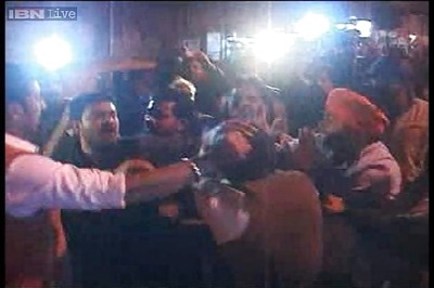 Twitter buzz: Political reactions over BJP, AAP clash