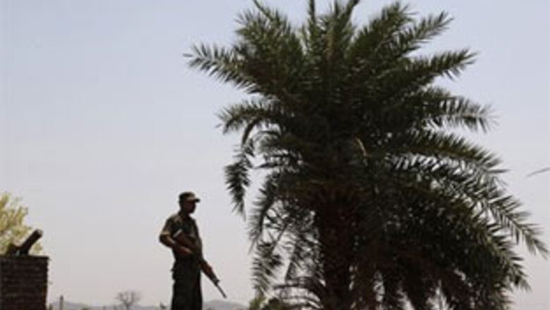 Naxals blow up mobile phone towers in Orissa