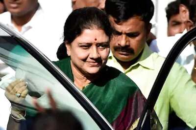 AIADMK's EPS Faction Fires Salvo at Sasikala, OPS Waits and Watches