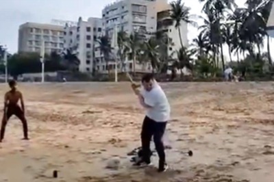 Uttarakhand CM Dhami Plays Cricket During Morning Walk At Mumbai's Juhu Beach | Watch