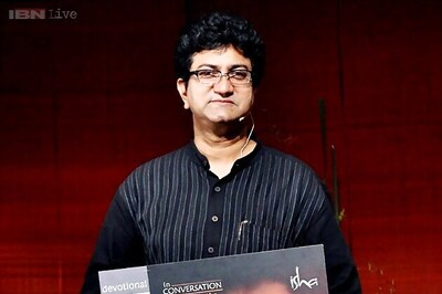 Writer-lyricist Prasoon Joshi picks up the broom to clean the streets