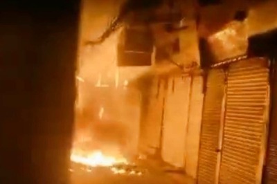 Smoke Emanates from Gutted Shops in Chandni Chowk on 5th Day; Fire Fighting Still on