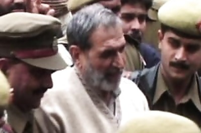 '84 riots: court issues warrant for Sajjan Kumar