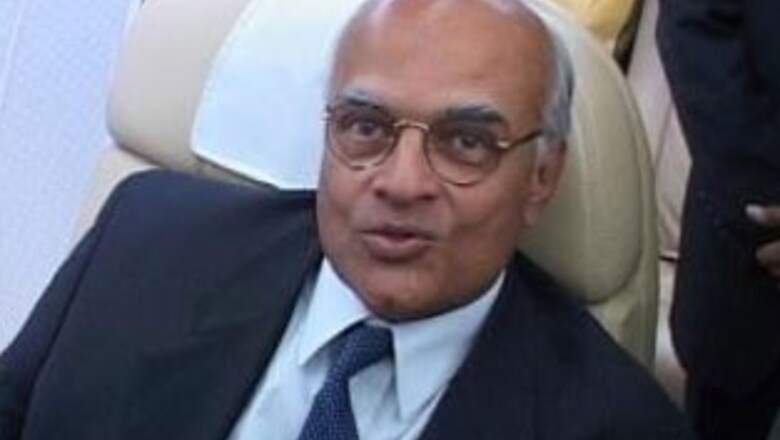 Menon meets Hillary; discusses 26/11, bilateral ties
