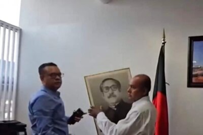 Protesters Barge Into Bangladesh Consulate in US, Remove Portrait of Mujibur Rahman | On Cam