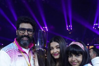 Watch: Abhishek Bachchan Pulls in Aishwarya For a Hug After His Team Jaipur Pink Panthers Wins PKL Title