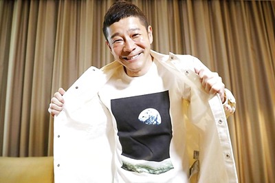Japanese Billionaire Is Looking For 8 People to Join Him For a Trip to Moon on SpaceX Voyage