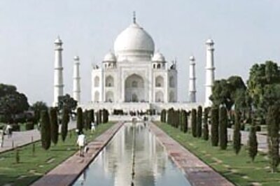 Muslim pilgrims barge intoTaj Mahal