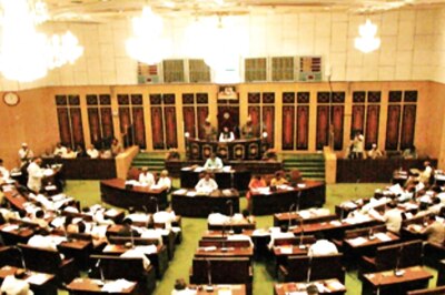 As CM Underlines Omicron Scare, Lawmakers Roam Freely in Assembly Without Masks in MP