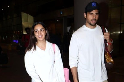 Sidharth Malhotra, Kiara Advani Twin In White, Gets Papped At Airport As They Return From Vacation; Pics