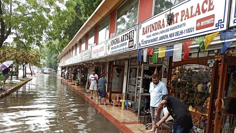 Delhi Rains Cause Chaos in Connaught Place, Sadar Bazar; People Wade Through Knee-deep Water | WATCH