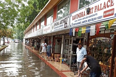 Delhi Rains Cause Chaos in Connaught Place, Sadar Bazar; People Wade Through Knee-deep Water | WATCH