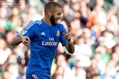 Karim Benzema header sinks Espanyol to put Real Madrid in charge