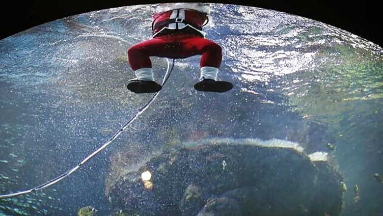 Snapshot: Singapore's Santa Claus goes underwater to spread X'mas cheer