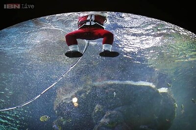 Snapshot: Singapore's Santa Claus goes underwater to spread X'mas cheer