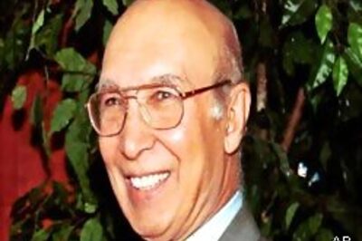 Aziz contests Mush's Kargil account
