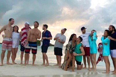 Priyanka Chopra, Nick Jonas' Loved up Pic from the Beachside