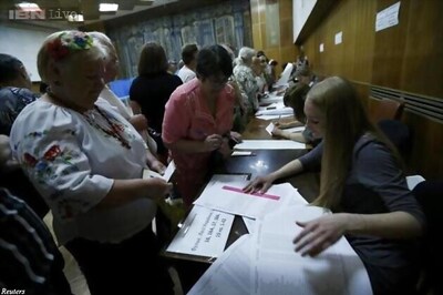 Ukraine voters seek leader to save nation