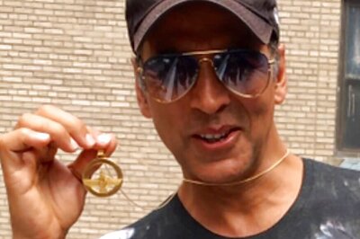 Akshay Kumar Receives Faravahar From Zoroastrian Community