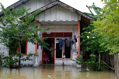 Landslides, Flash Floods Kill 19 in Indonesia