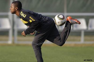 Robinho completes AC Milan move
