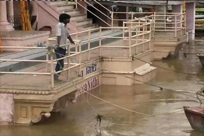 Varanasi: Locals abandon houses due to rising water level in Ganga