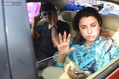 Snapshot: Injured Shah Rukh Khan heads home from hospital, Farah Khan accompanies him