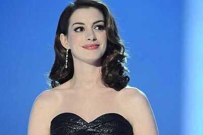 Anne Hathaway booed at the BAFTAs for arriving late