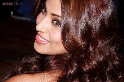 Bipasha Basu dodges questions on John Abraham's wedding