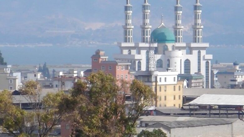 Clashes between Cops, Worshippers as Chinese Govt Tries to Demolish Centuries-Old Mosque