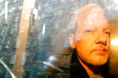 Dissident Ai Weiwei Protests Possible Extradition Of Assange