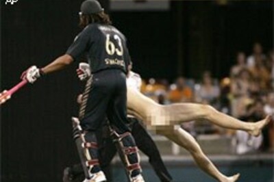 Streaker won't sue Symonds, says nude run felt good