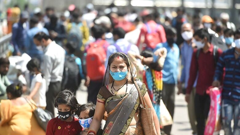 Residents Throng Delhi's Okhla Mandi Amid Rapid Spike in Coronavirus Cases, No Check on Covid Protocol