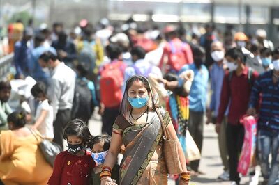 Residents Throng Delhi's Okhla Mandi Amid Rapid Spike in Coronavirus Cases, No Check on Covid Protocol