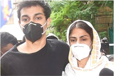 #Rhearaided Trends on Twitter After NCB Searches Rhea and Showik Chakraborty's Home