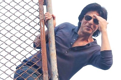 Case against SRK for disrespecting national flag