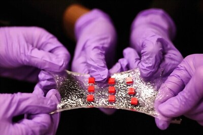 A bandage that releases medicine in response to changes in skin temperature