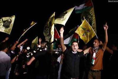 Talks resume as Israel frees Palestinians, pursues settlements