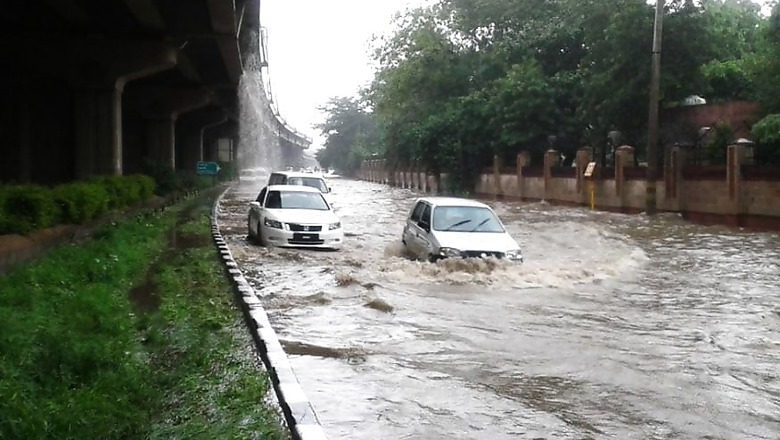 Massive Rains Cause Huge Traffic in Delhi