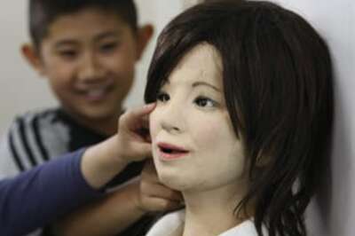 Japan robot teacher takes over classroom