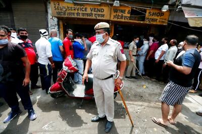 Liquor Shops Shut in 4 Delhi Districts as Crowds Turn Unruly, Fail to Follow Social Distancing Norms