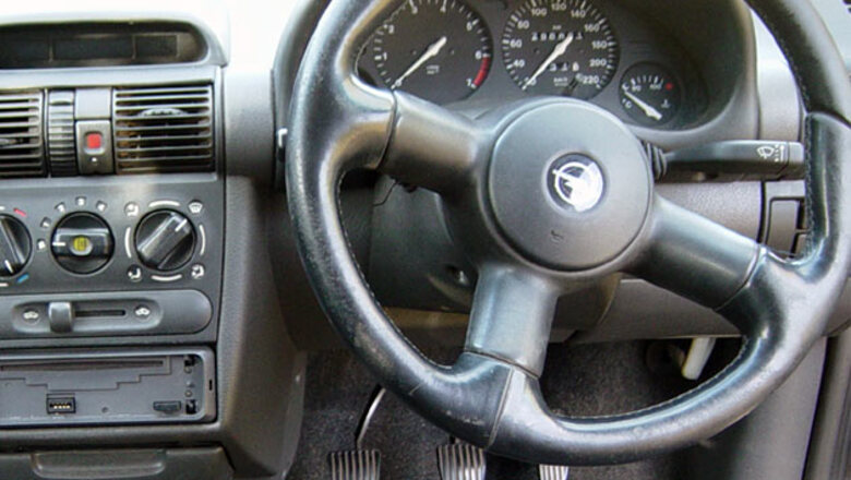 Cellphones move into cars, to hit satnav makers