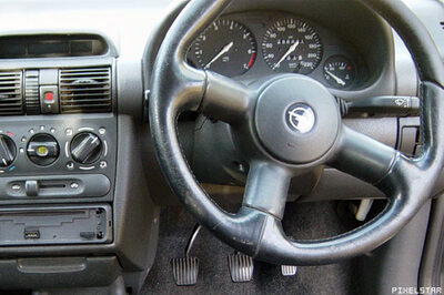 Cellphones move into cars, to hit satnav makers