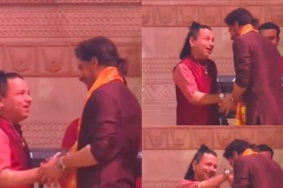 Kailash Kher Hugs SRK Days After 'Bade Log Choti Harkat' Comment Over REMOVAL from 'Chalte Chalte'