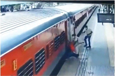 Watch: Alert Constable Saves Man From Getting Crushed Under Train in Mumbai
