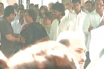 Shah Rukh Khan pays homage to his father-in-law in Delhi