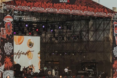 This Sign Language Interpreter Rocking Out at Lollapalooza Mumbai is a Whole Vibe