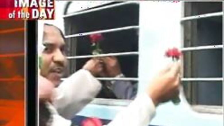 UP, Bihar reply with Gandhigiri to MNS' aggression