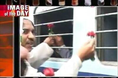 UP, Bihar reply with Gandhigiri to MNS' aggression